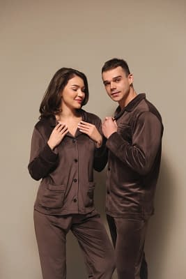 Парні піжами плюш велюр ( жіноча ґудзик + чоловіча ) шоколад